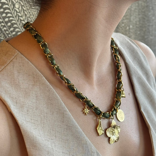 COLLIER FLORA